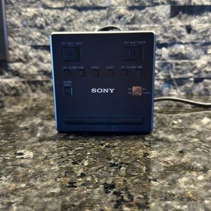 Sony cube clock radio! Excellent condition! Mirror front!